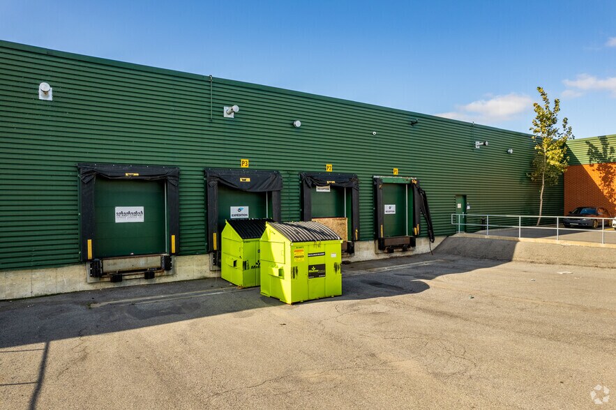More Photos Of 2695 Av Dollard, Montréal Warehouse For Lease