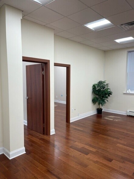 More Photos Of 1527 Franklin Ave, Mineola Office For Lease