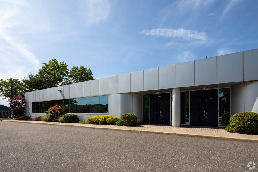 More Photos Of 101-125 Comac St, Ronkonkoma Research And Development For Lease