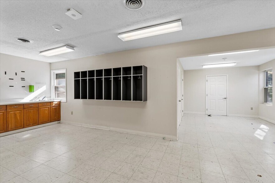 More Photos Of 1552 Skeet Club Rd, High Point Office For Sale