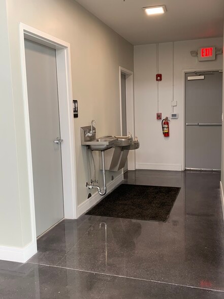 More Photos Of 1107 Wallace Dr, Delray Beach Showroom For Sale