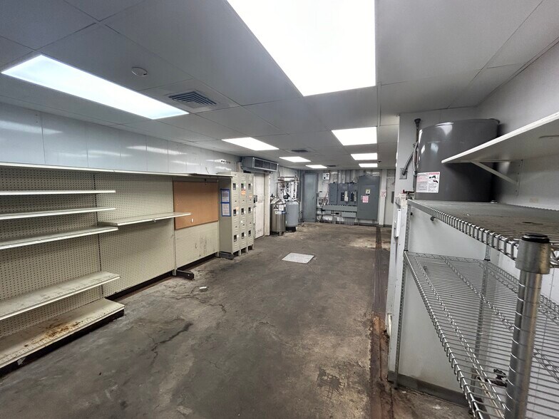 More Photos Of 500 W Bremer Ave, Waverly Convenience Store For Sale