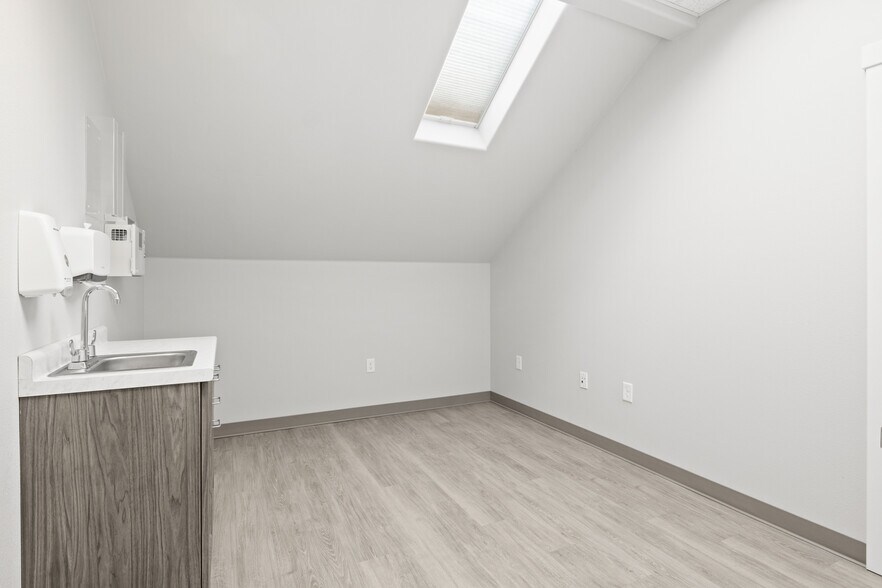 More Photos Of 350 Miller St SE, Salem Office For Sale