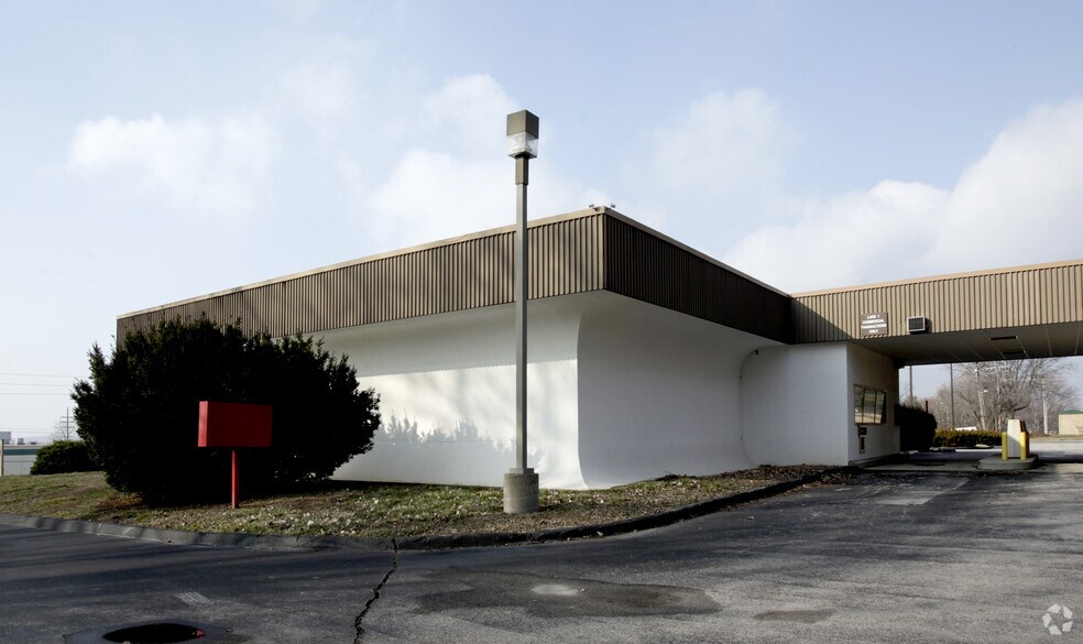 More Photos Of 6944 N Hanley Rd, Hazelwood Office For Sale