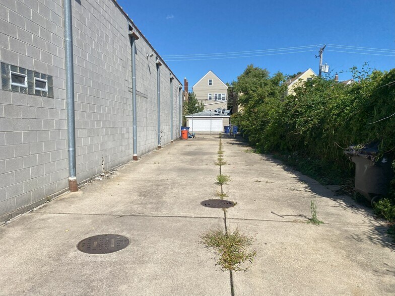 More Photos Of 5424-5428 25th St, Cicero Industrial For Sale