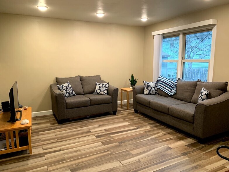 More Photos Of 1747 Oakdale Ave, Green Bay Apartments For Sale