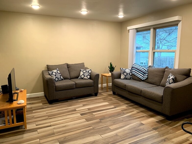 More Photos Of 1747 Oakdale Ave, Green Bay Apartments For Sale