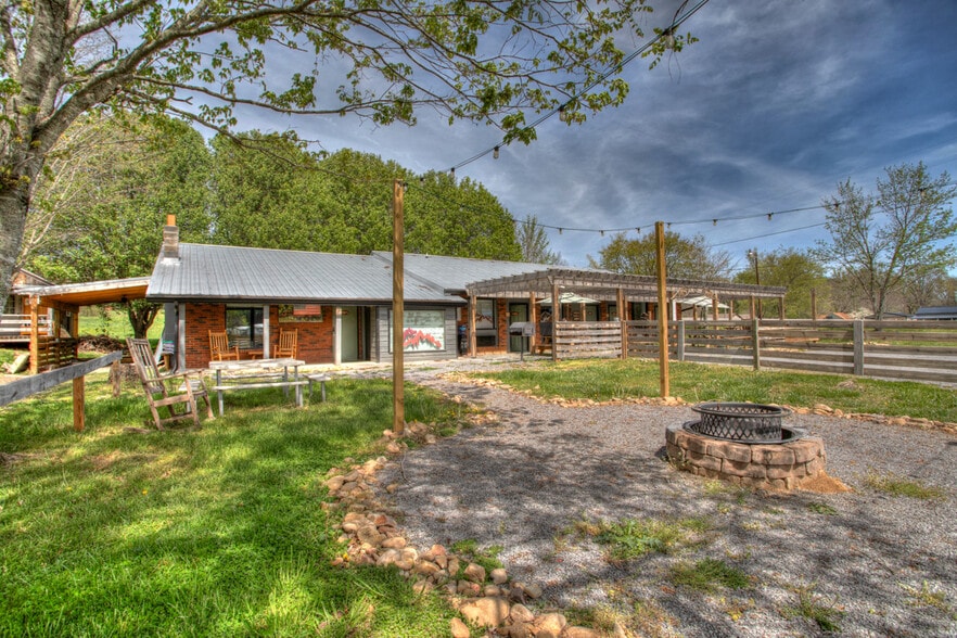 More Photos Of 3804 Wears Valley Rd, Sevierville Hotel For Sale
