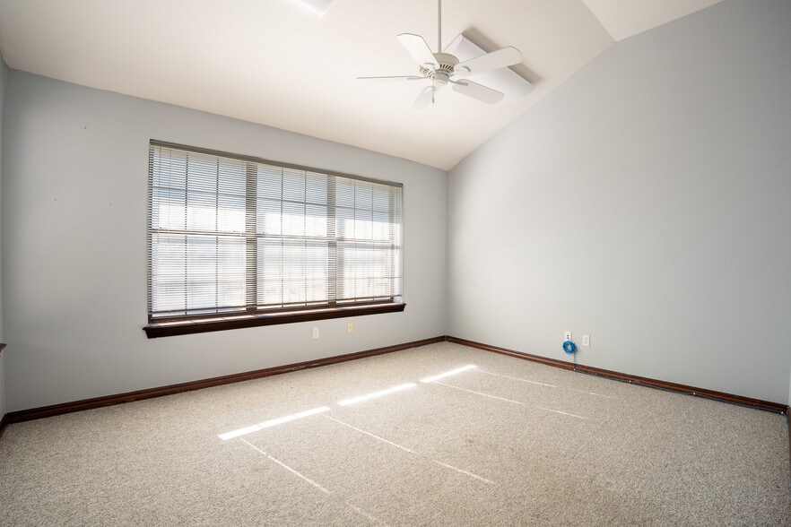 More Photos Of 1900 E 15th St, Edmond Office For Sale