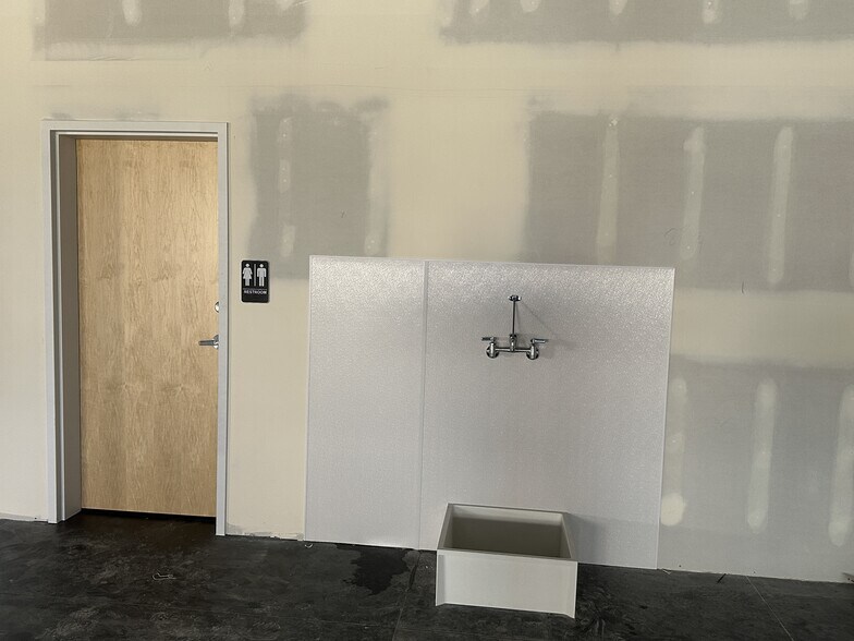 More Photos Of 3076 Decker Lake Dr, West Valley City Warehouse For Lease