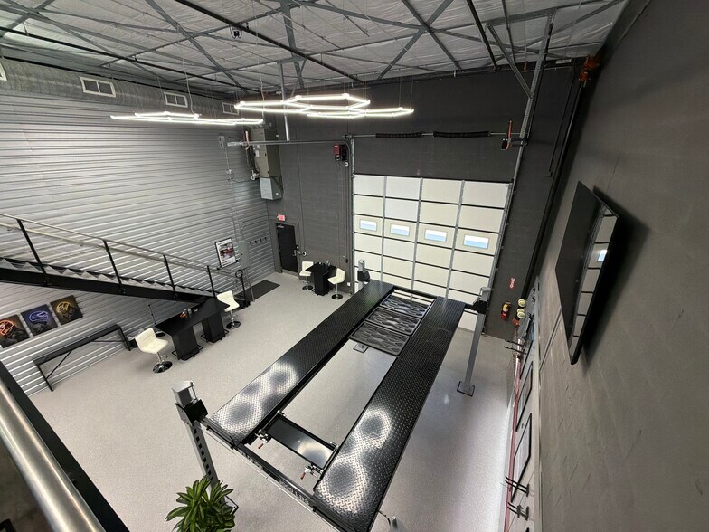 More Photos Of 105 Depot Dr, Belgrade Showroom For Lease