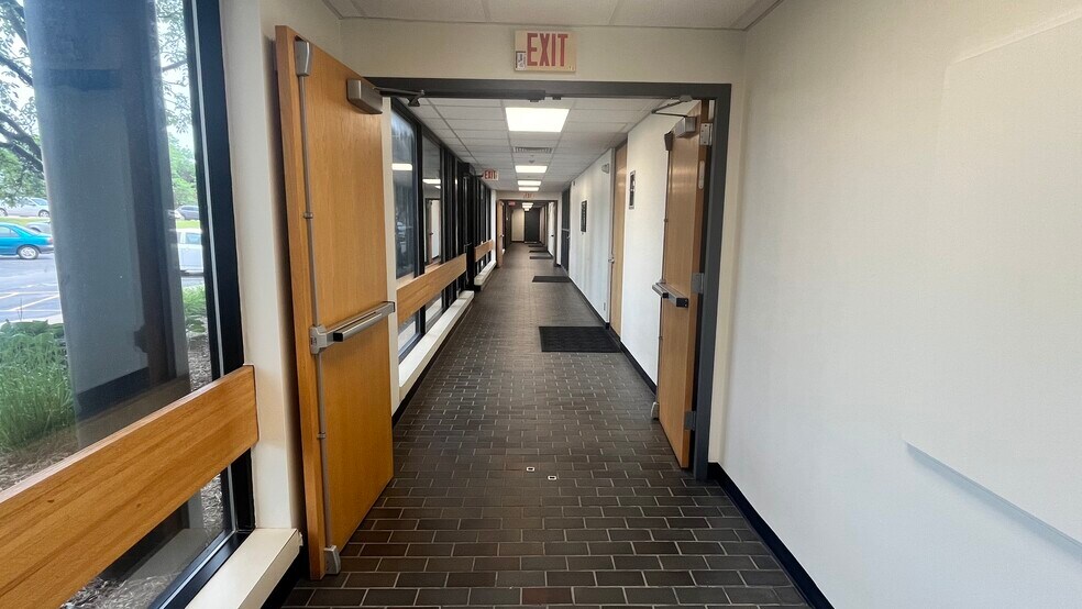 More Photos Of 10401 W Lincoln Ave, Milwaukee Office For Sale