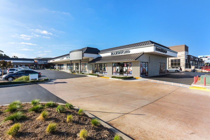 More Photos Of 4344 Convoy St, San Diego Storefront For Lease