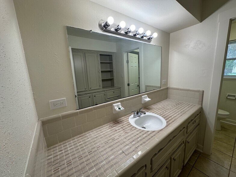 More Photos Of 2043 Cherry Laurel Dr, Spring Office For Lease