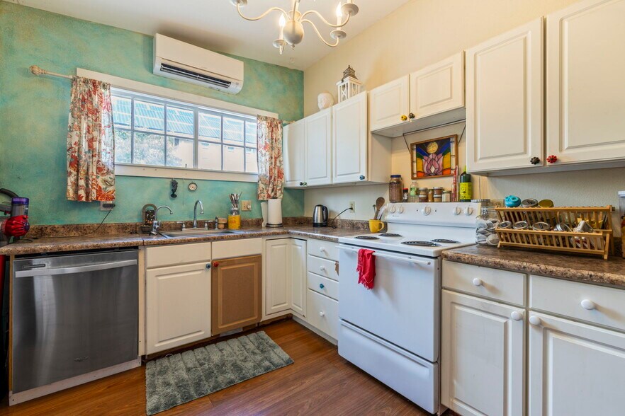 More Photos Of 145 N Market St, Wailuku Storefront Retail Residential For Sale