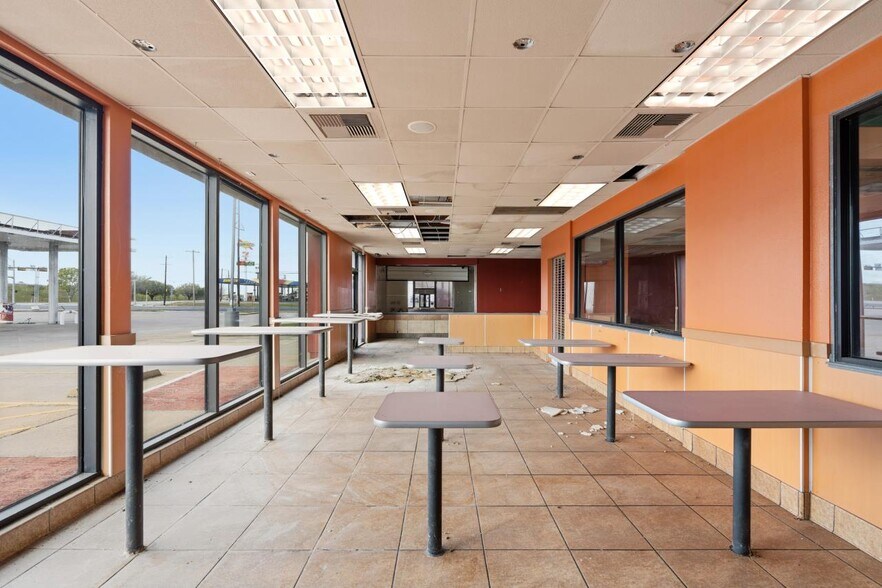 More Photos Of 1721 S Mechanic St, El Campo Fast Food For Sale