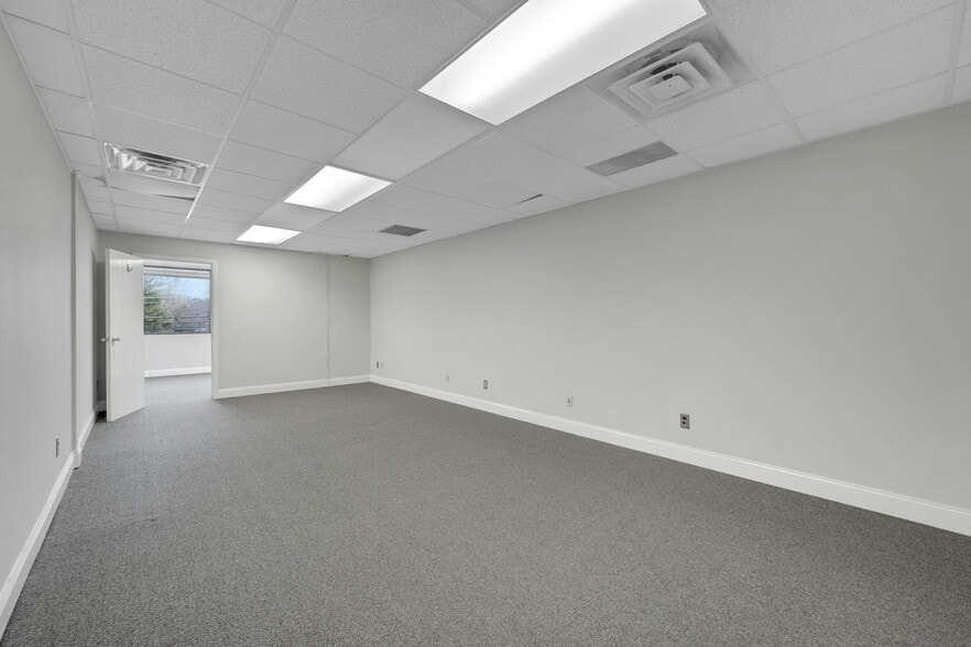 More Photos Of 1492 High Ridge Rd, Stamford Freestanding For Lease