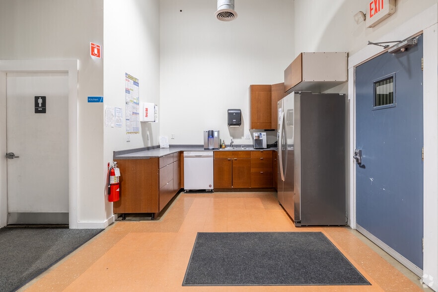 More Photos Of 530 West St, Braintree Manufacturing For Lease