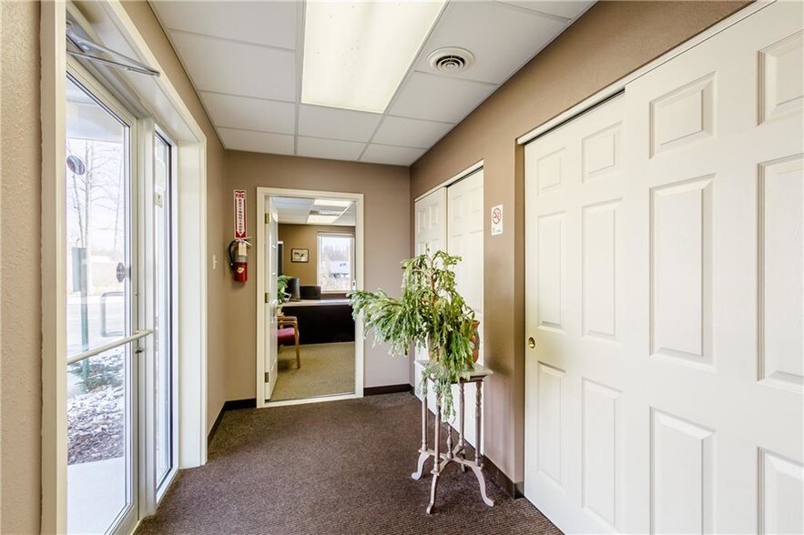 More Photos Of 252 David Pky, Ontario Warehouse For Lease