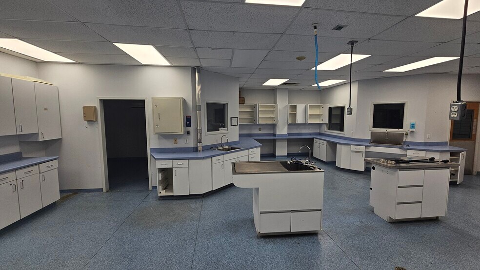 More Photos Of 6460 Atlanta Hwy, Alpharetta Veterinarian Kennel For Lease