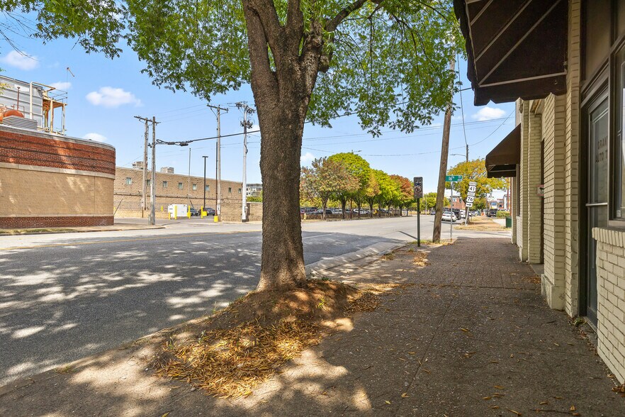 More Photos Of 1600 Broad St, Chattanooga General Retail For Sale