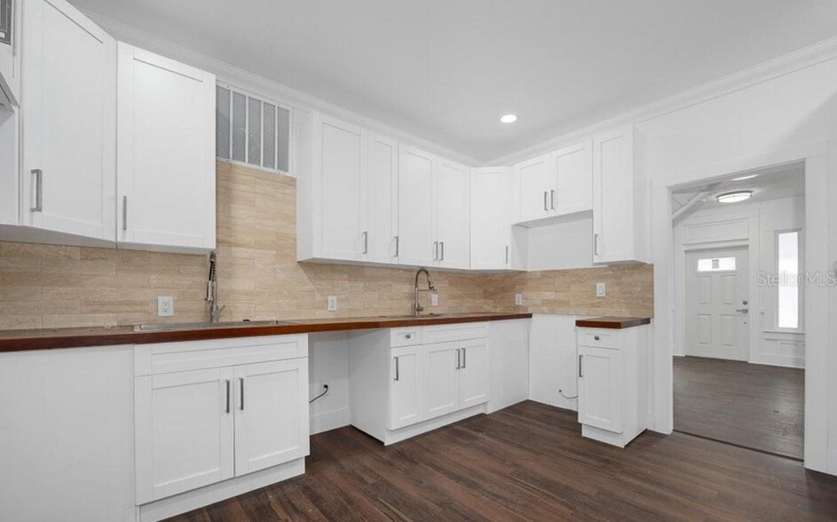 More Photos Of 934 S Ridgewood Ave, Daytona Beach Sorority Fraternity House For Sale