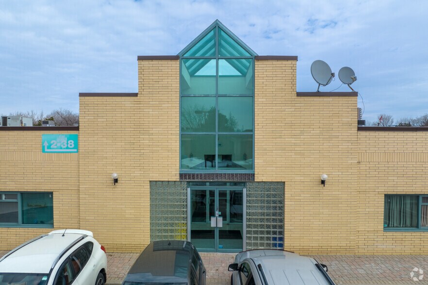 More Photos Of 3045 Southcreek Rd, Mississauga Showroom For Sale