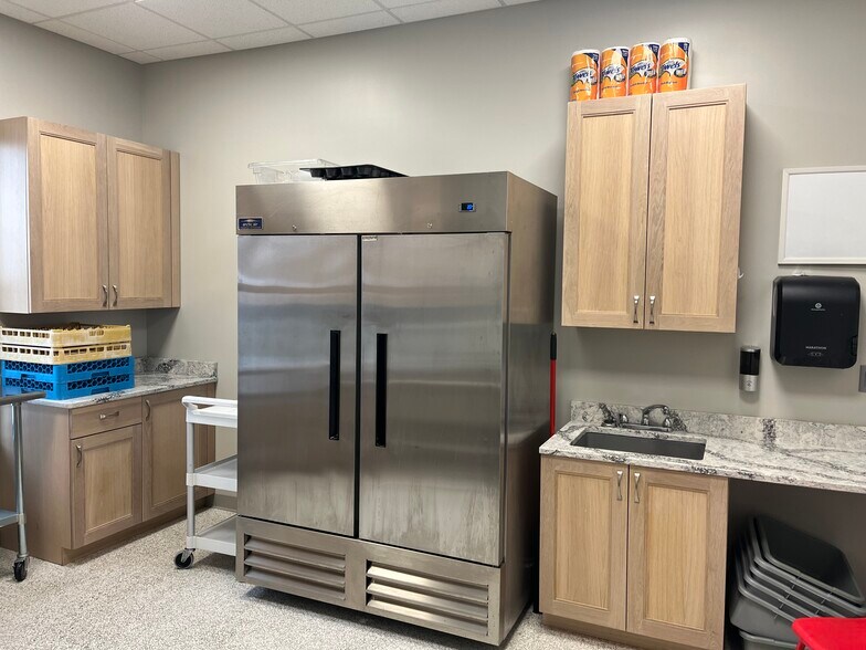 More Photos Of 1606 NW Irvinedale Dr, Ankeny General Retail For Sale