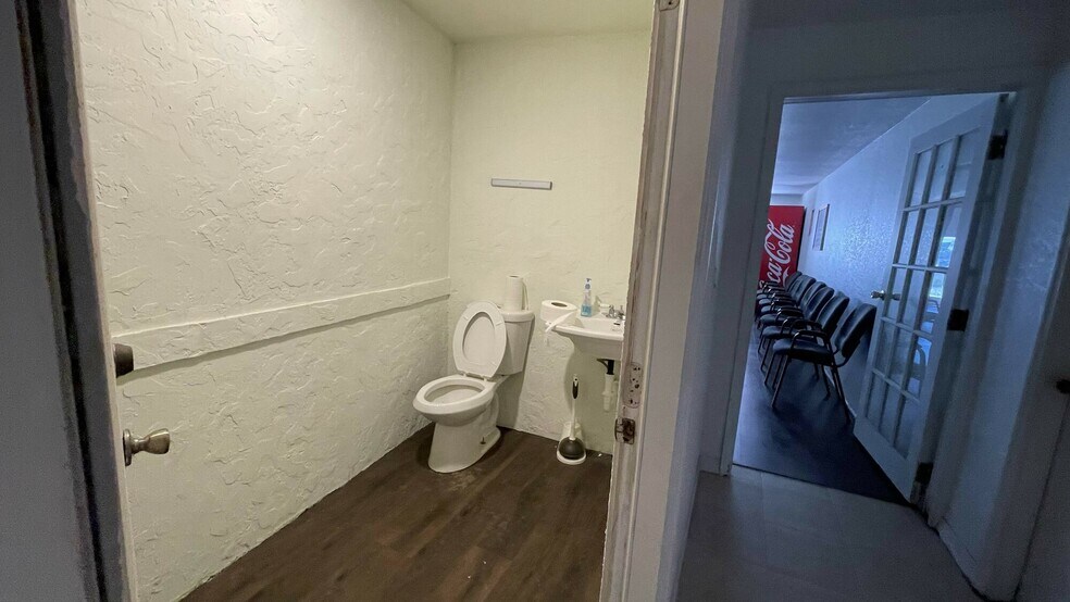 More Photos Of 1803 Salem Rd, Lakeland Medical For Sale