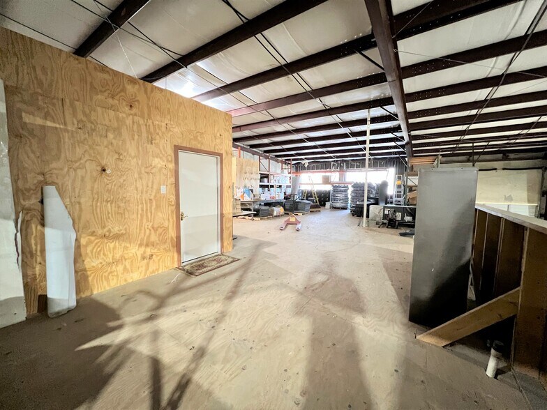 More Photos Of 21019 Spring Towne Dr, Spring Showroom For Lease