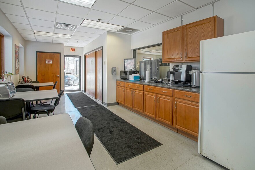 More Photos Of 16 Park Way, Upper Saddle River Warehouse For Lease
