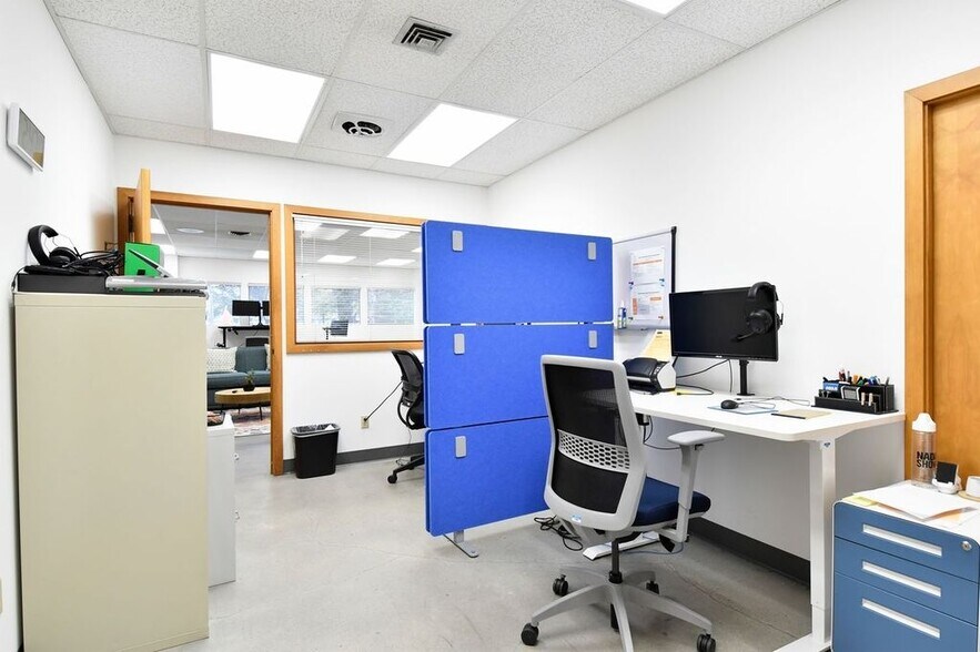 More Photos Of 10610 SE Washington St, Portland Office Residential For Lease