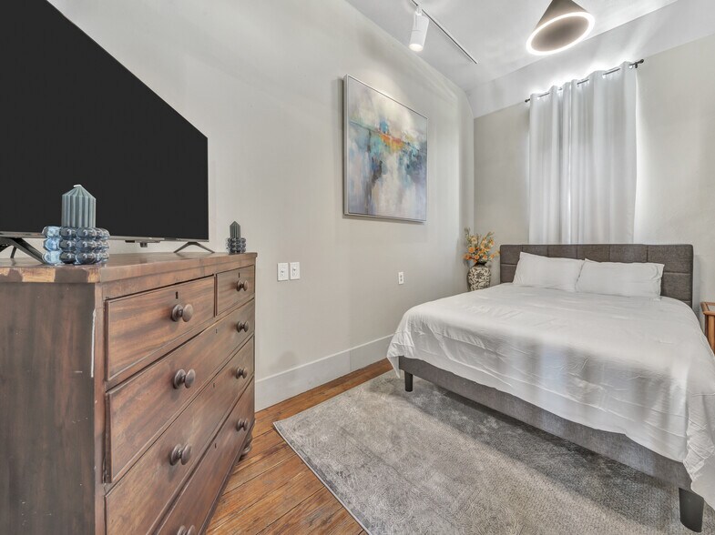 More Photos Of 106 W Main St, Pilot Point Storefront For Sale