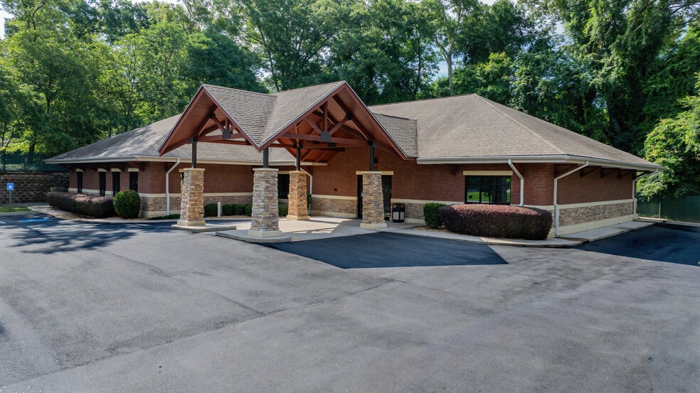 Primary Photo Of 220 Rock St, Griffin Medical For Sale