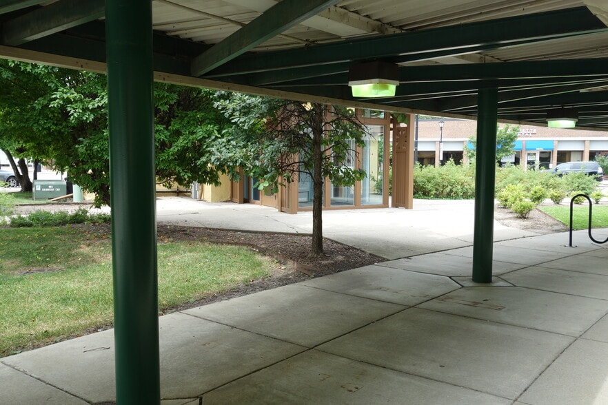 More Photos Of 351 Linden Ave, Wilmette General Retail For Sale