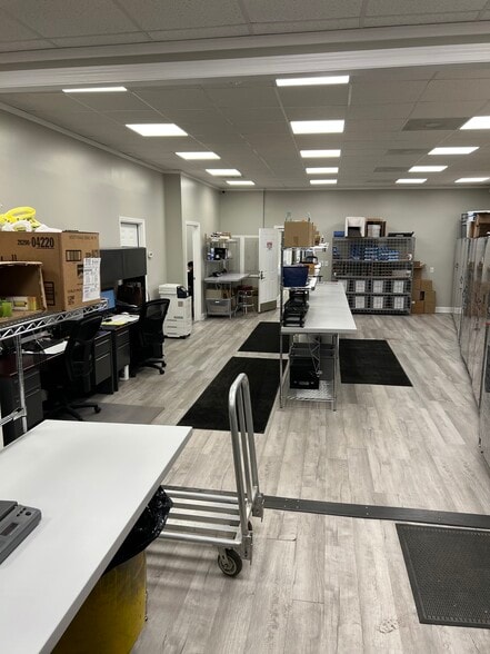 More Photos Of 1116 Old Logan Rd, Logan Flex For Lease