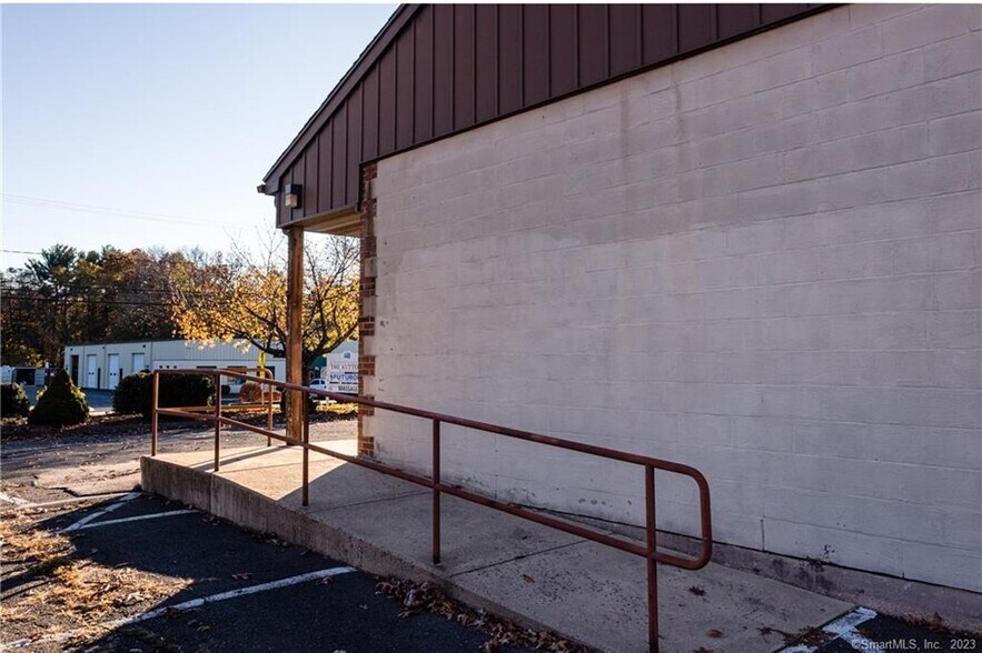 More Photos Of 448 Spring St, Windsor Locks Freestanding For Lease