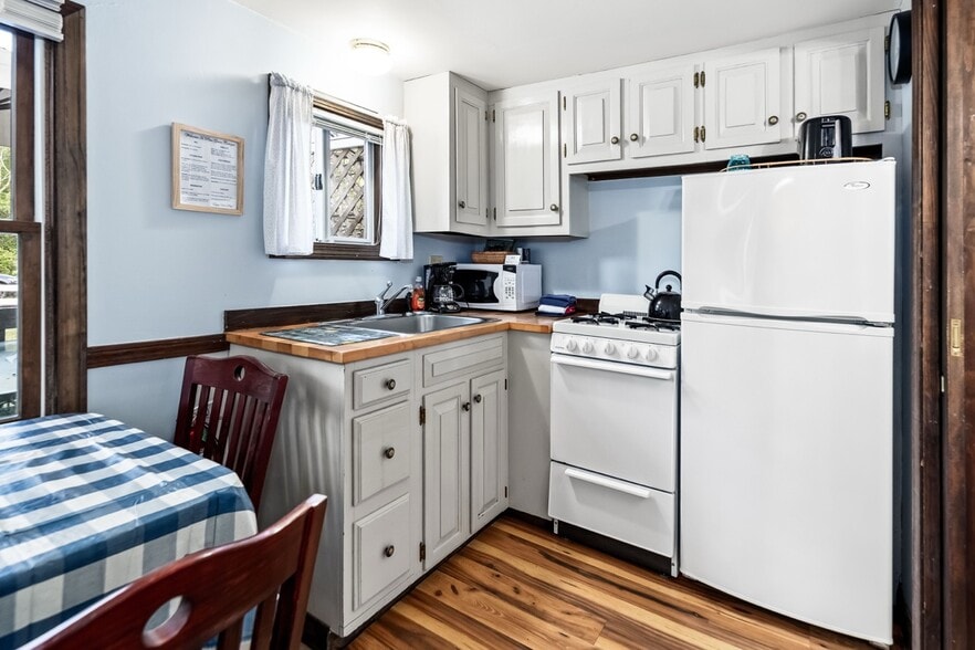 More Photos Of 2076 Atlantic Hwy, Lincolnville Hotel For Sale