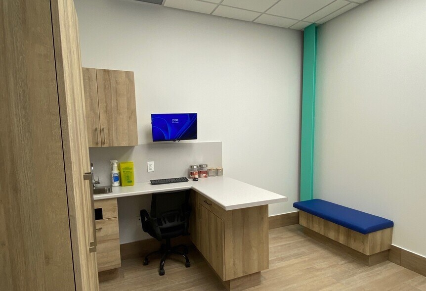 More Photos Of 747 Silver Seven Rd, Ottawa Storefront For Sale