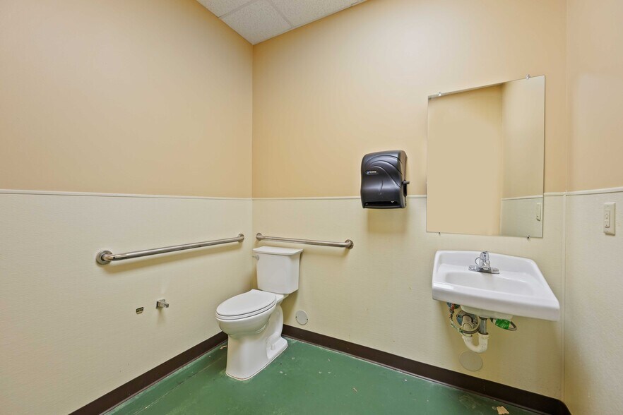 More Photos Of 1511 N 10th St, Baytown Schools For Lease