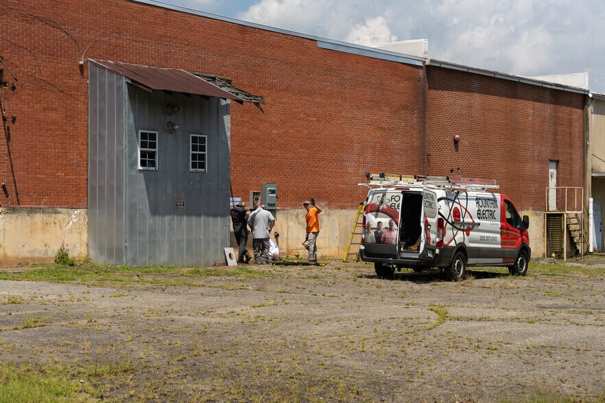 More Photos Of 144 Water st, Old Fort Warehouse For Lease