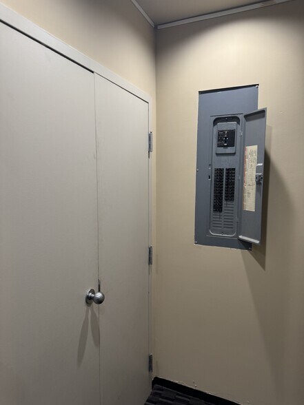 More Photos Of 421 W North Ave, Chicago Storefront Retail Office For Lease