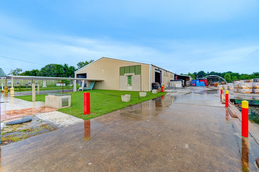 More Photos Of 1100 S Persimmon St, Tomball Warehouse For Sale