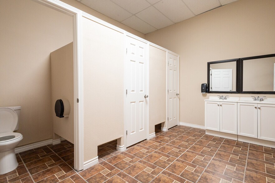 More Photos Of 13644 David Dr, El Paso Showroom For Lease