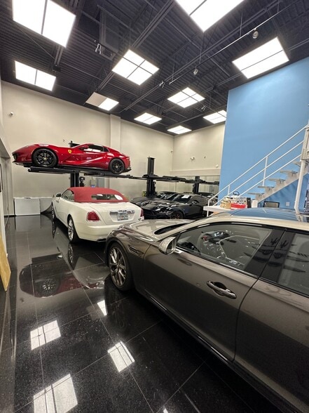 Primary Photo Of 3019 Ravenswood Rd, Fort Lauderdale Warehouse For Sale