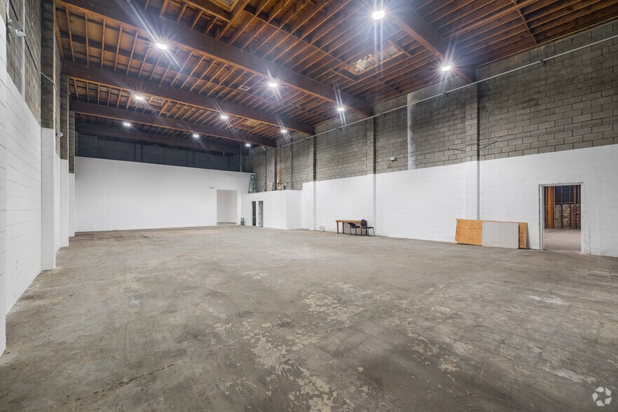 More Photos Of 5701-5709 S San Pedro St, Los Angeles Manufacturing For Lease