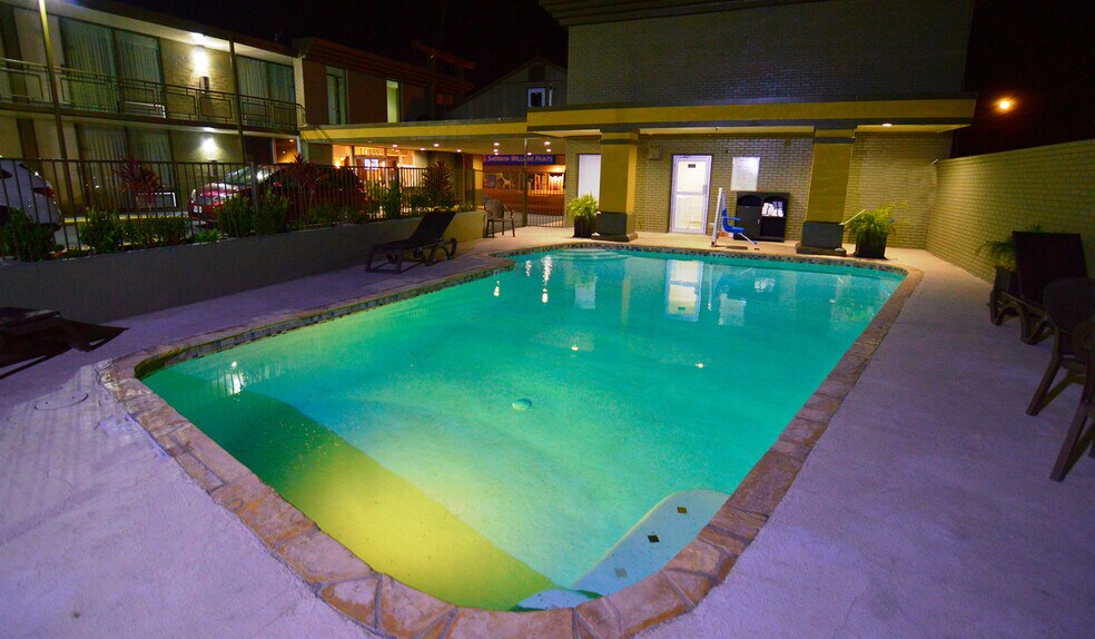 More Photos Of 810 Veterans Blvd, Del Rio Hotel For Sale