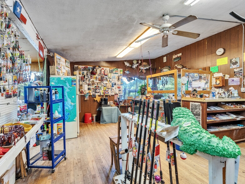 More Photos Of 280 Broken Arrow Marina, Livingston Hotel For Sale