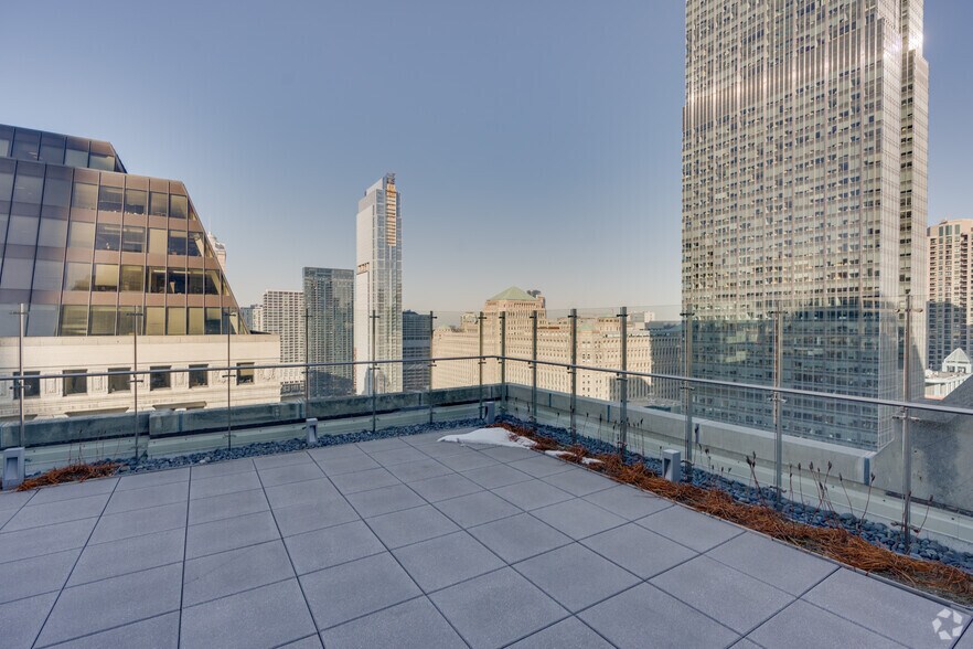 More Photos Of 121 W Wacker Dr, Chicago Office For Sale