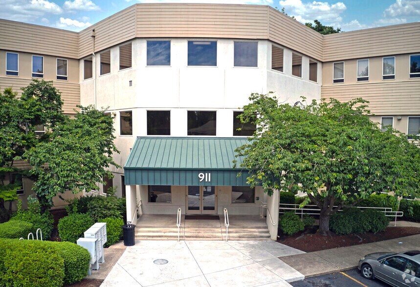 More Photos Of 911 Country Club Rd, Eugene Office For Lease